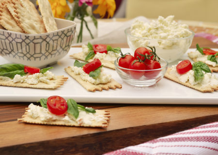Tartinade de croccantini au basilic, aux tomates et au fromage aux herbes avec des craquelins La Panzanella Croccantini